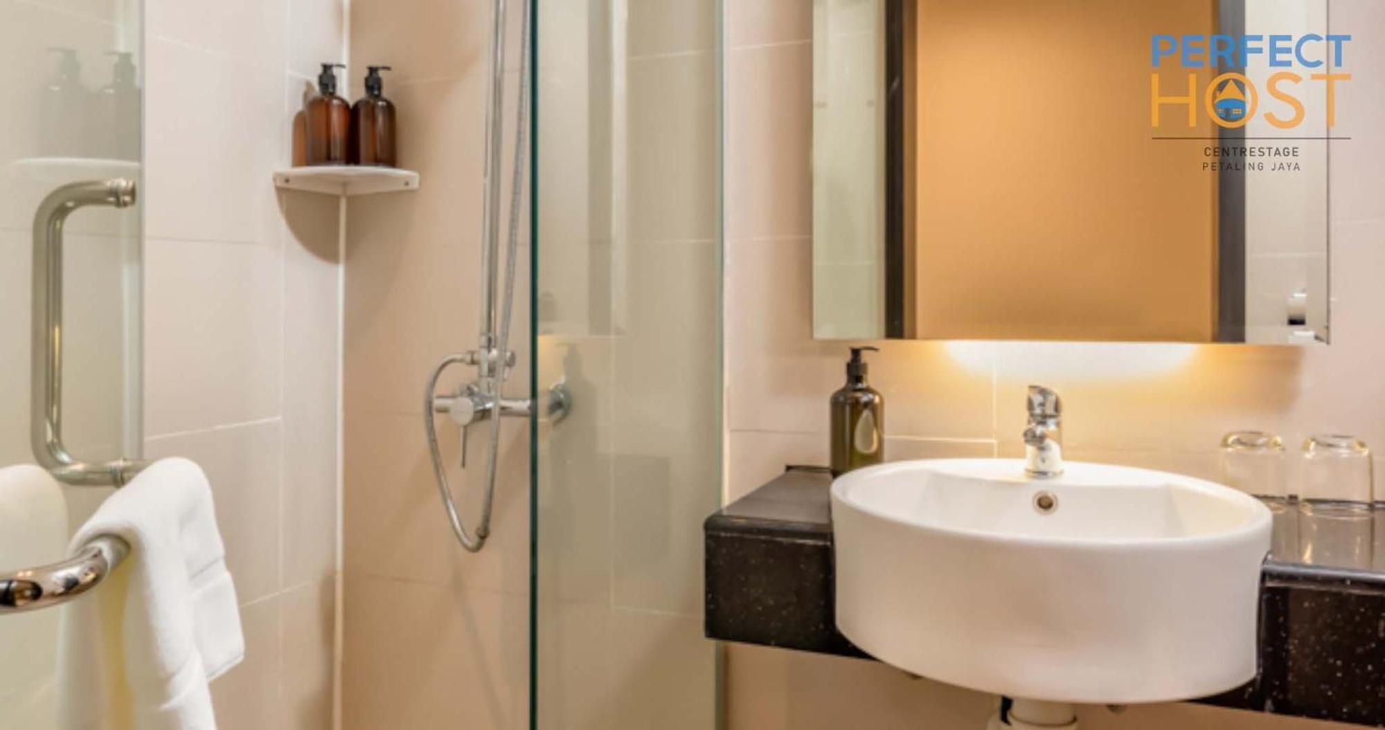 Centrestage Petaling Jaya By Perfect Host Hotel Exterior photo Bathroom