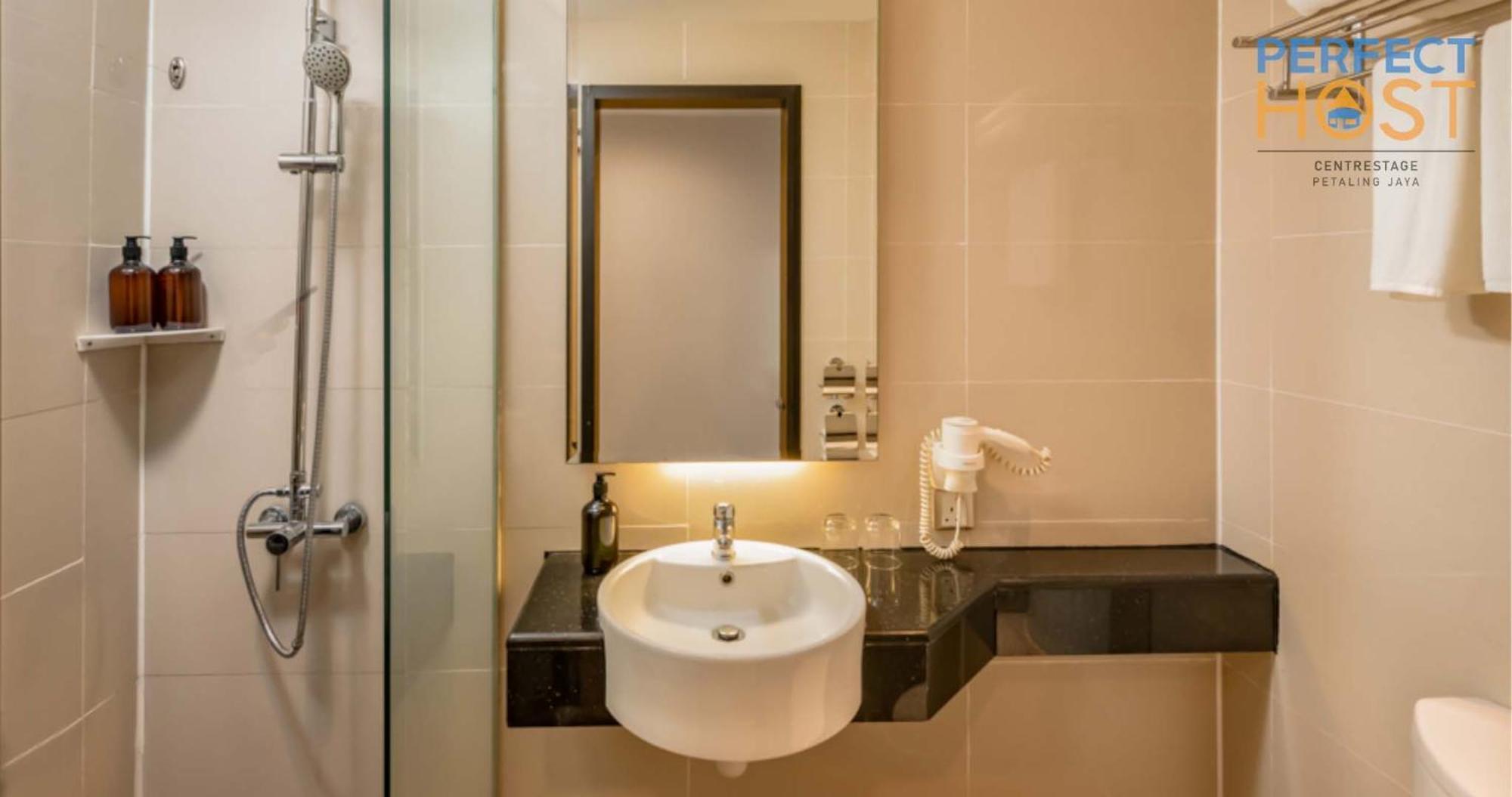 Centrestage Petaling Jaya By Perfect Host Hotel Exterior photo Bathroom