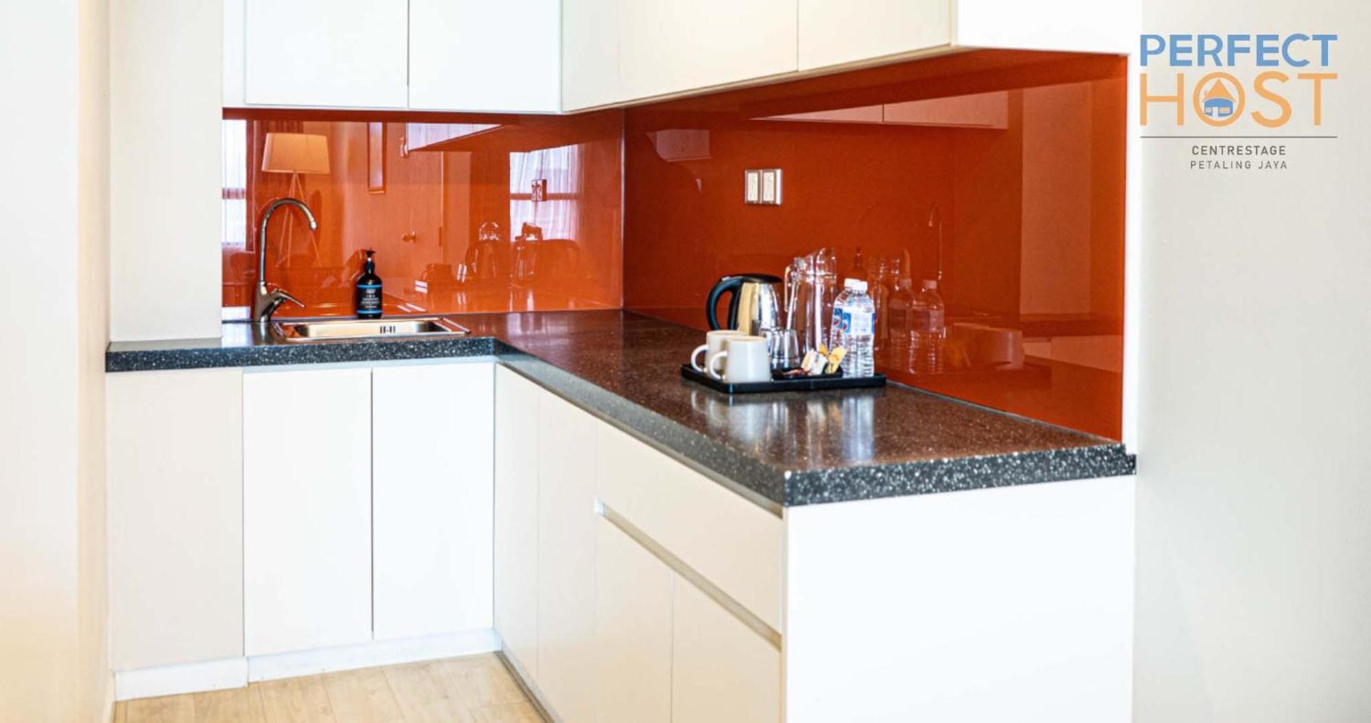 Centrestage Petaling Jaya By Perfect Host Hotel Exterior photo A kitchen with a granite countertop