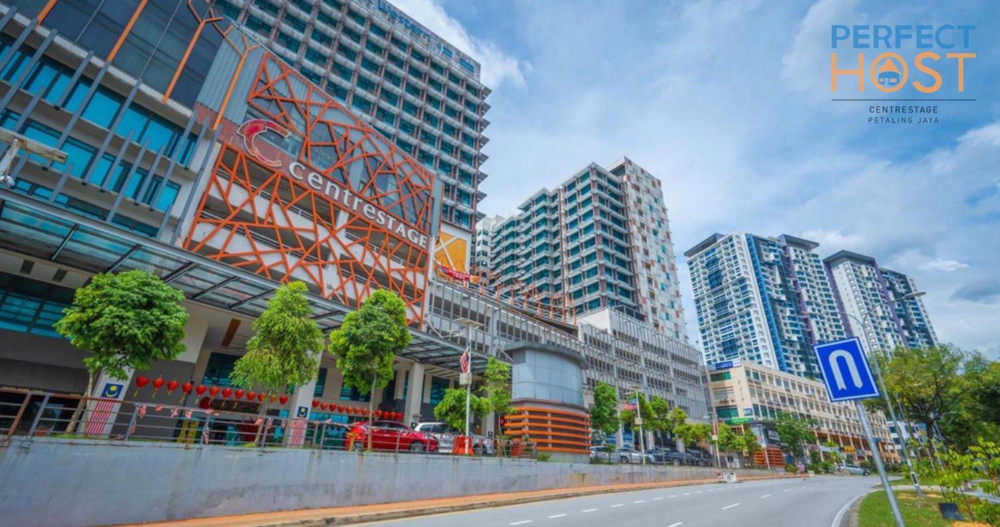 Centrestage Petaling Jaya By Perfect Host Hotel Exterior photo The mall's facade